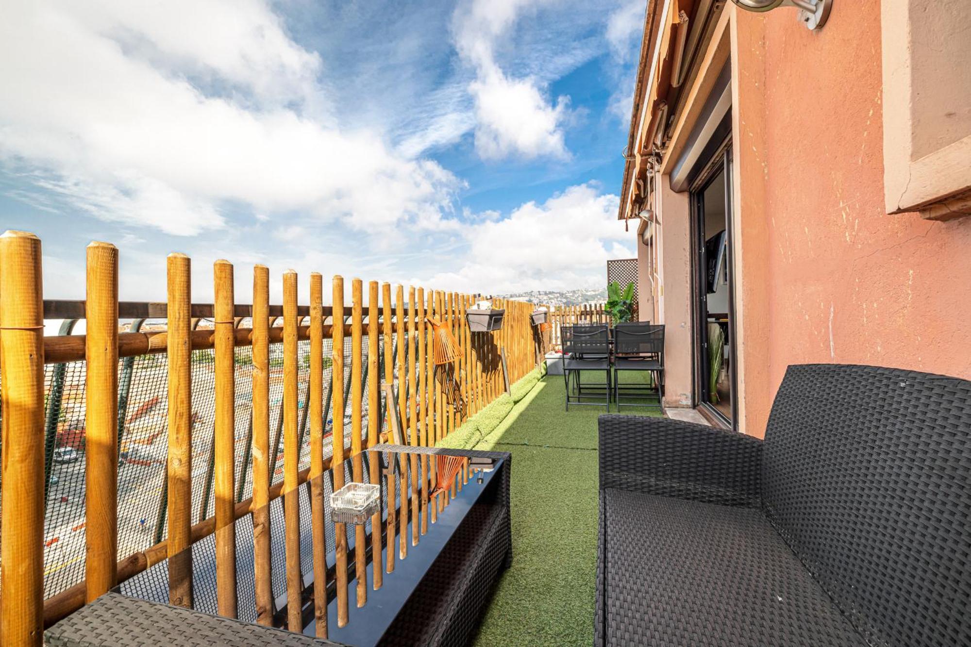 Open Sky Terrace Lage 1 Bdr & Parking *